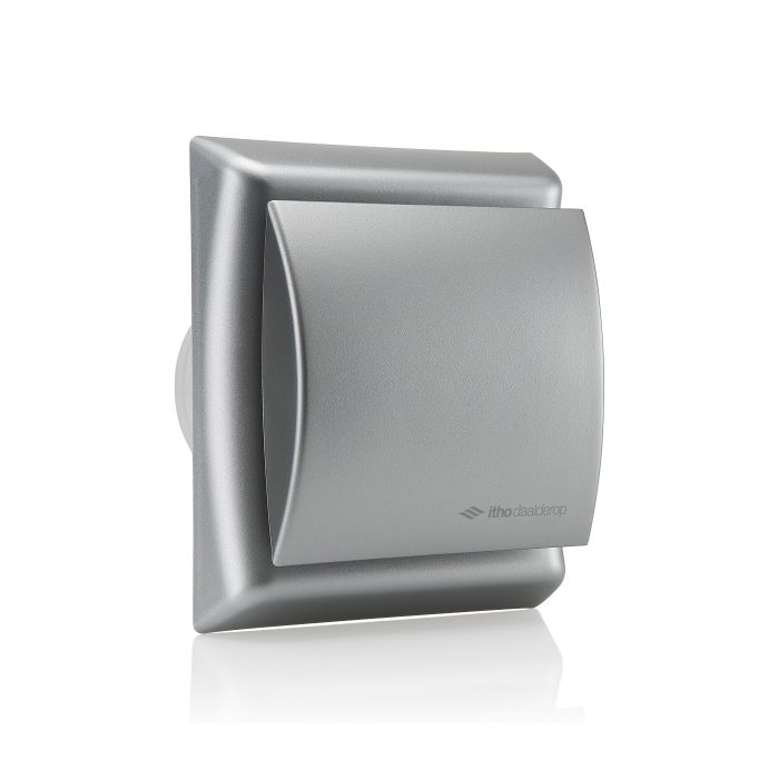 Vooraanzicht van de Itho Daalderop BTV N211T badkamerventilator met timer zilver