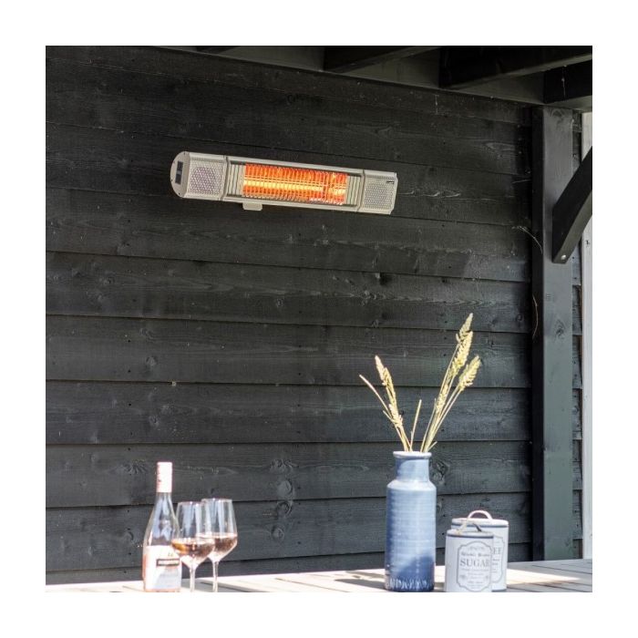 Sfeerbeeld hangende Eurom Heat and Beat Wit terrasverwarmer - 2000W