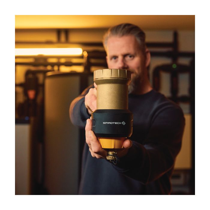 De Spirotech HPF vuilafscheider wordt vastgehouden door een man