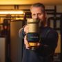 De Spirotech HPF vuilafscheider wordt vastgehouden door een man